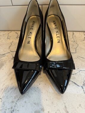 ANNE KLEIN SIZE 8 CLASSIC PUMPS WITH MID HEEL
PATENT LEATHER TOE WITH BOW -